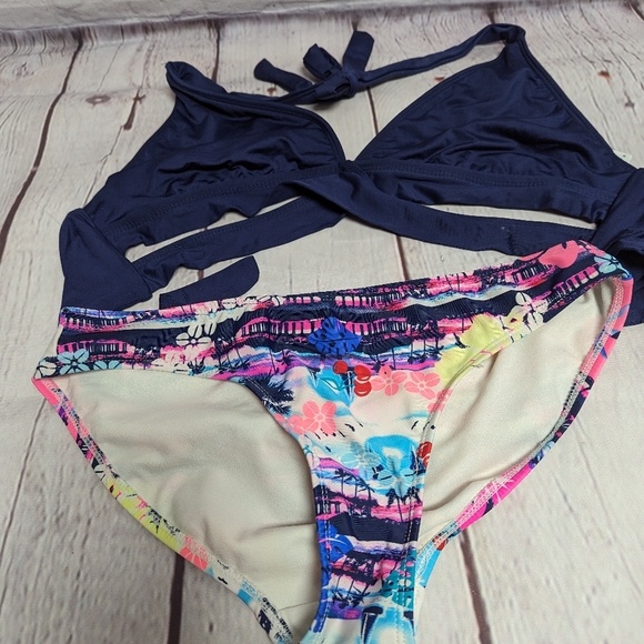 Size med swimsuit lot. Hawaiian, floral, stripes, Paisley. 044 - Picture 3 of 5